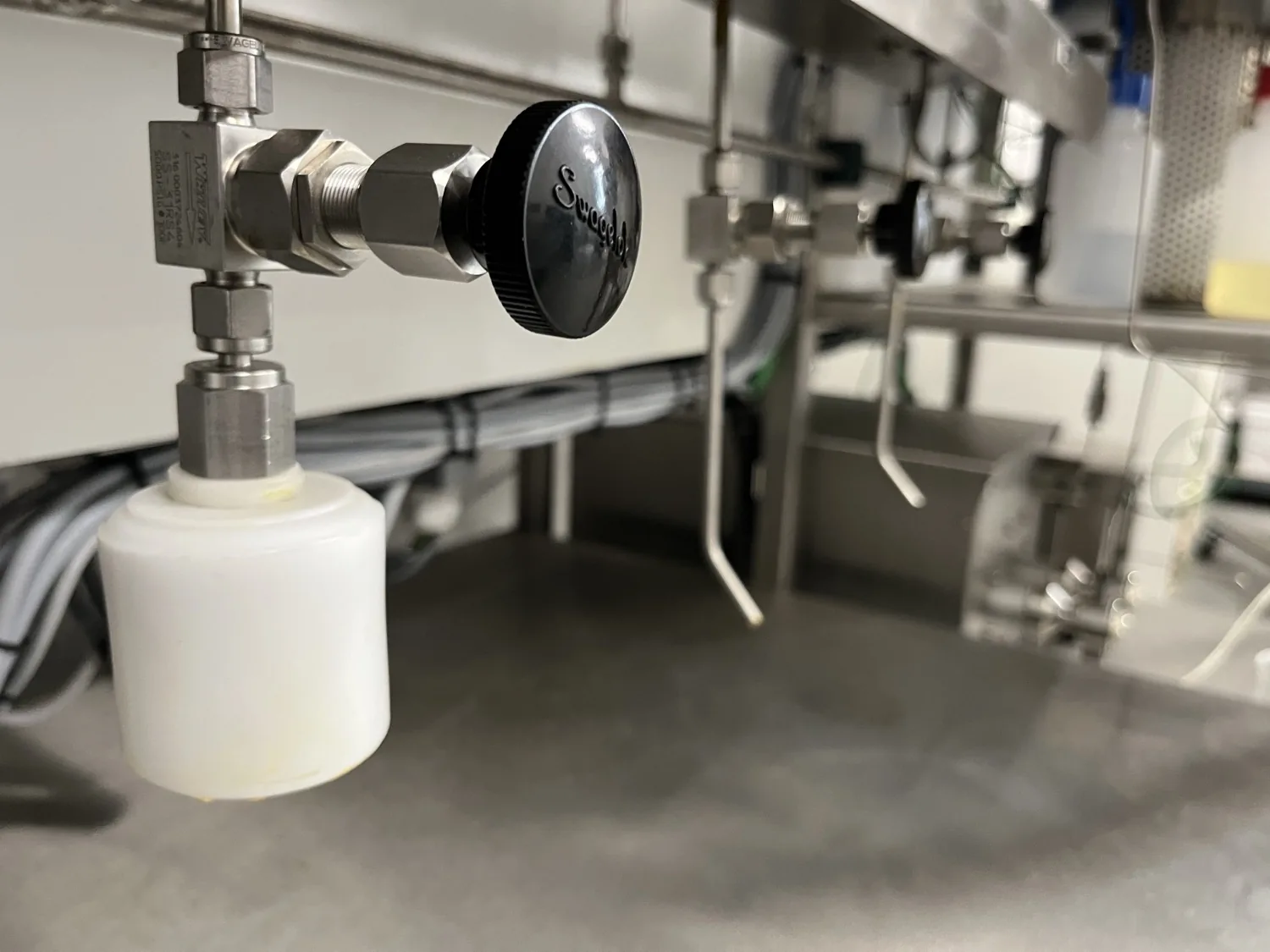 Apolaire supercritical CO₂ extraction equipment — high-pressure valves and sensors